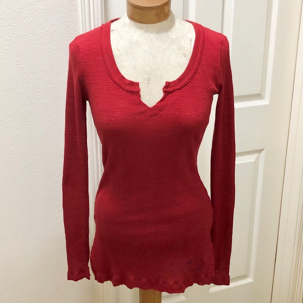 Gap (PRODUCT) RED Women’s Long Sleeve Fitted Split Neck Thermal T-shirt - M